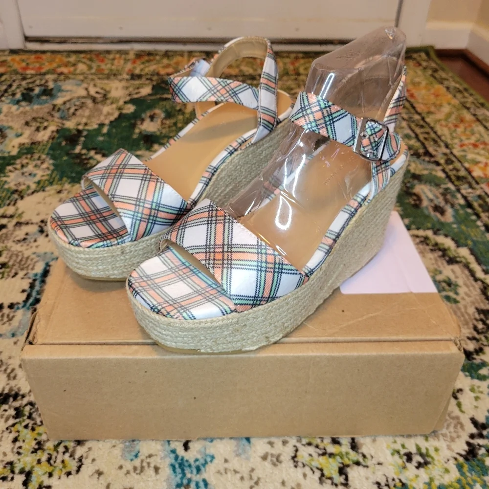 NIB Journee Collection Footwear Plaid Strappy Bohemian Open Toe Heels, Size 7.5